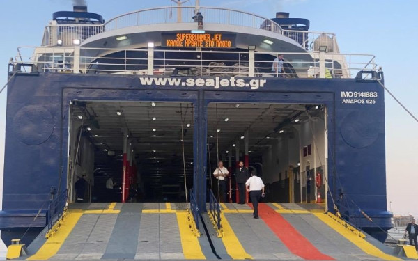Μύκονος: Εντοπίστηκε βαλίτσα με ναρκωτικά μέσα σε πλοίο - Δύο συλλήψεις