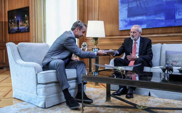 Τα «κλειδιά» και το «μπλε φάκελο» παρέδωσε στον υπηρεσιακό πρωθυπουργό Ι. Σαρμά ο Κυρ. Μητσοτάκης (βίντεο)