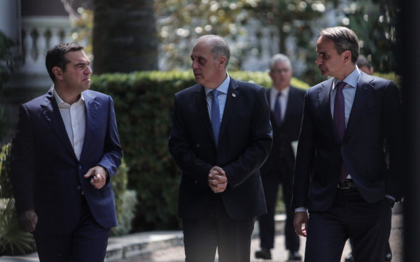 Προεδρικό μέγαρο: Τζιπ, χειραψίες και «πηγαδάκι» για debate (βίντεο)