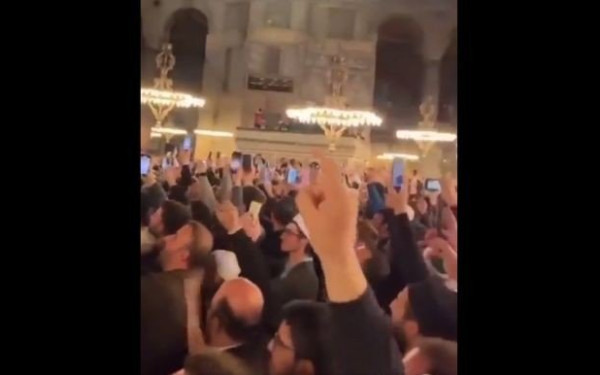 Μέσα στην Αγιά Σοφιά πανηγυρίζουν οι υποστηρικτές του Ερντογάν (βίντεο)
