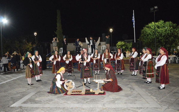 Ροδόπη: Αναβίωσε το έθιμο με το ροδάνι στην Παραδημή (φωτ.)