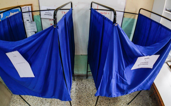 Θεσσαλονίκη: Δικαστική αντιπρόσωπος ξέχασε να παραδώσει τον σάκο (βίντεο)