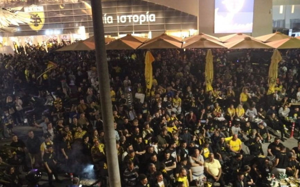 «Καίγεται» η Νέα Φιλαδέλφεια: Οι φίλοι της ΑΕΚ έστησαν χορό έξω από την «Αγια-Σοφιά» (βίντεο)