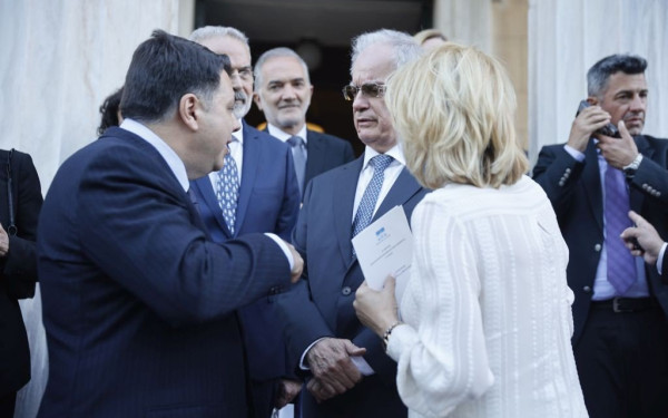 Ορκωμοσία βουλευτών: Οι αφίξεις με την... οικογένεια και η ξενάγηση των παλιών στους νέους