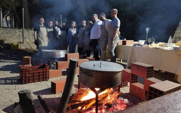 Χαλκιδική: 20 σεφ μαγειρεύουν τις σπεσιαλιτέ του γέροντα Επιφάνιου μια «ανάσα» από το Άγιο Όρος (φωτ.)