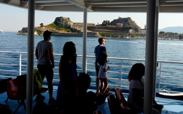 Γερμανοί, Γάλλοι, Βρετανοί ετοιμάζουν βαλίτσες για καλοκαιρινές διακοπές στην Ελλάδα