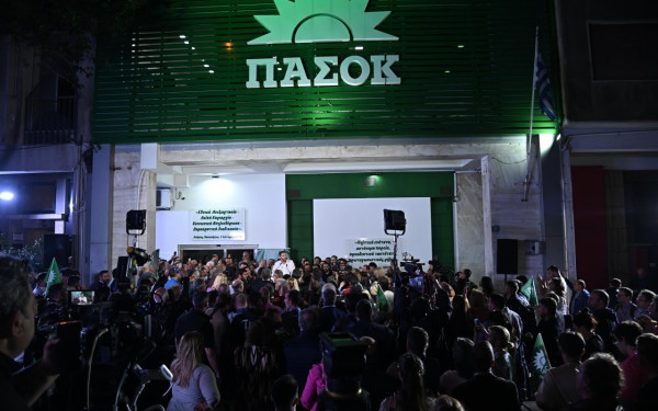 Χαμόγελα έφεραν στο ΠΑΣΟΚ οι... 220.000 περισσότεροι ψηφοφόροι σε σχέση με τις εκλογές του 2019