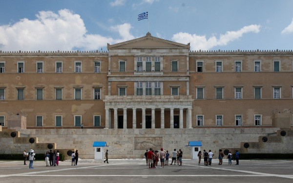 Τα πάνω - κάτω με τους βουλευτές: Τα βαριά ονόματα που μένουν εκτός