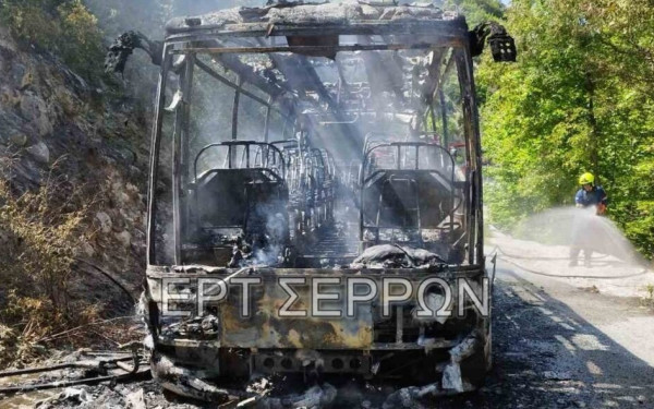 Σέρρες: Κάηκε ολοσχερώς λεωφορείο από τη Βουλγαρία στο Καπνόφυτο - Δείτε φωτογραφίες