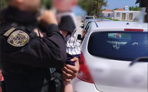 Ζάκυνθος: Ο αστυνομικός της ΔΙΑΣ κρατά στην αγκαλιά του το μωρό που απεγκλώβισε από αυτοκίνητο (βίντεο)