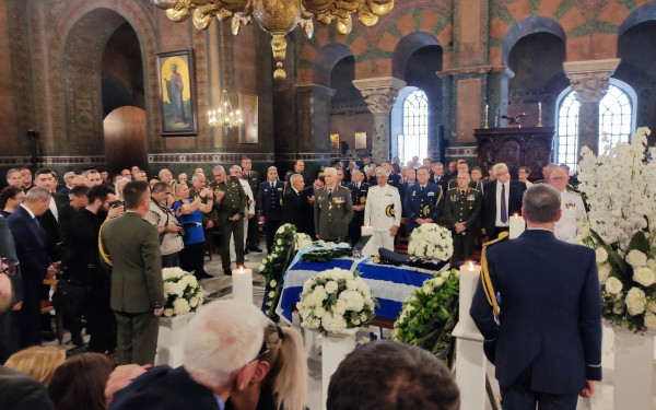 Συγκίνηση και πλήθος κόσμου στο τελευταίο αντίο του Μιχαήλ Κωσταράκου (βίντεο, φωτ.)