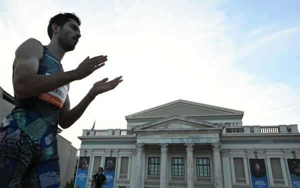 «Τώρα θα πρέπει να βγω μάλλον φωτογραφίες με όλους»: Η επική ατάκα του Τεντόγλου για τον κόσμο που τον αποθέωσε στον Πειραιά