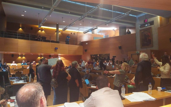 Ένταση με εργαζόμενους και διακοπή συνεδρίασης στο Δημοτικό Συμβούλιο Θεσσαλονίκης (βίντεο & φωτ.)
