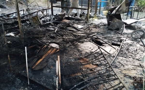 Φωτιά σε κάμπινγκ τα ξημερώματα στον Πλαταμώνα (φωτ.)