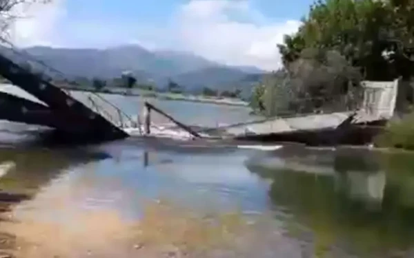 Γέφυρα στην Άρτα γκρεμίζεται μπροστά στην κάμερα - Δείτε βίντεο