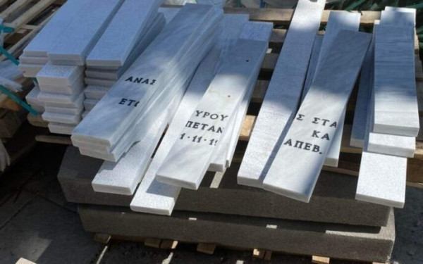Σάλος στην Καλαμάτα: Με μάρμαρα από νεκροταφείο κάνουν ανάπλαση σε δημόσιους χώρους (φωτ.)
