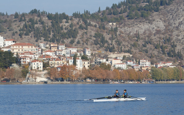 Καστοριά: Βουτιές στα νερά της λίμνης από ντόπιους και τουρίστες