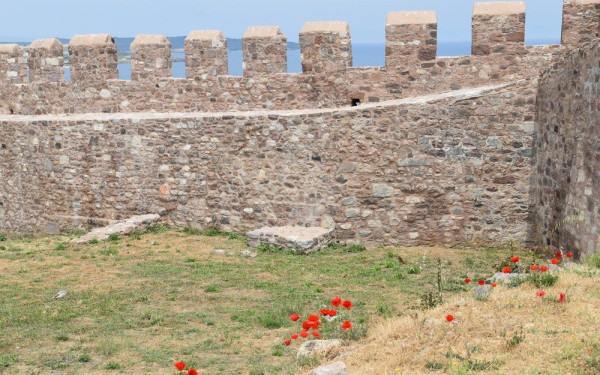 Σημαντικά ευρήματα από τις εργασίες αποκατάστασης του βορειοανατολικού περιβόλου του κάστρου της Μυτιλήνης (φωτ.)