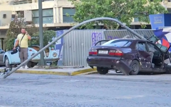 Αθήνα: Σφοδρότατη σύγκρουση δύο ΙΧ στην Κηφισίας - Απεκλωβίστηκαν έξι άτομα