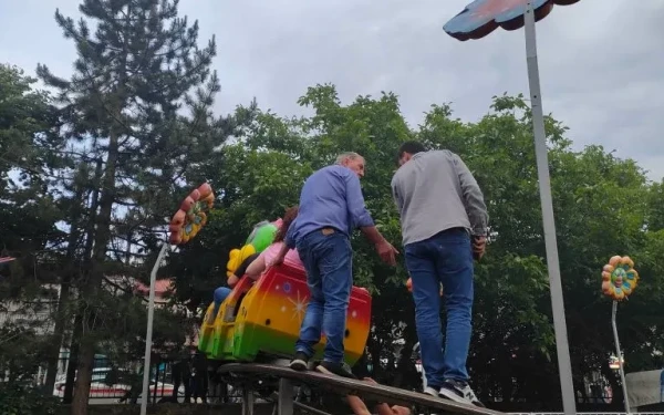 Δρέπανο Κοζάνης: Τρόμος στο τρενάκι του Λούνα Πάρκ (βίντεο, φωτ.)