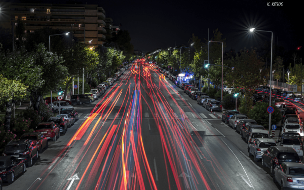 Θεσσαλονίκη: Φωτογράφιση φωτεινών τροχιών (light trails) στην πεζογέφυρα του Μακεδονία Παλλάς