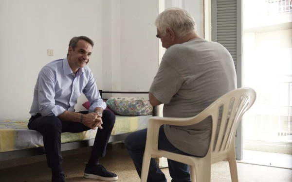 Η συνάντηση του Κ. Μητσοτάκη με έναν πρώην άστεγο στον Πειραιά (βίντεο)