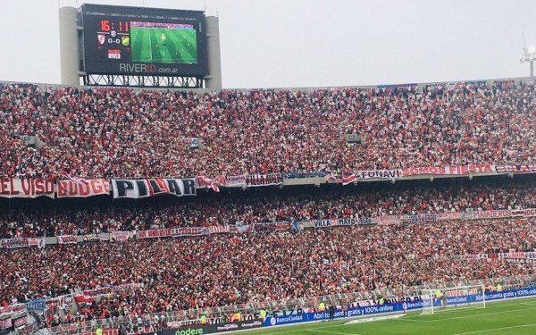 Τραγικές στιγμές στο «Μονουμεντάλ»: Ο αγώνας Ρίβερ Πλέιτ - Ντεφένσα διεκόπη λόγω θανάτου οπαδού (βίντεο)