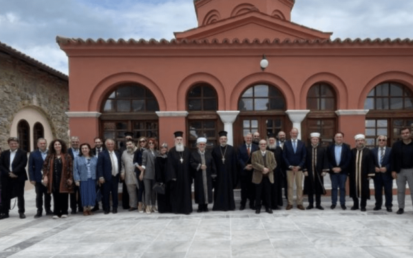 Μουσουλμάνες και Xριστιανές από τη Θράκη υποβάλλονται σε μαστογραφία σε γυναικείο μοναστήρι της Ορμύλιας