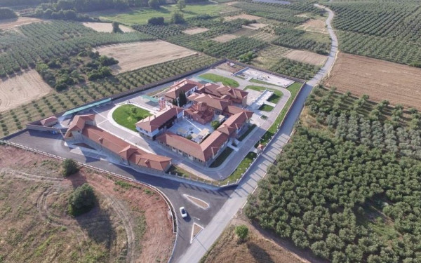 Χαλκιδική: Γεμίζει με Χριστιανές και Μουσουλμάνες το μοναστήρι Ευαγγελισμού της Θεοτόκου (φωτ.)