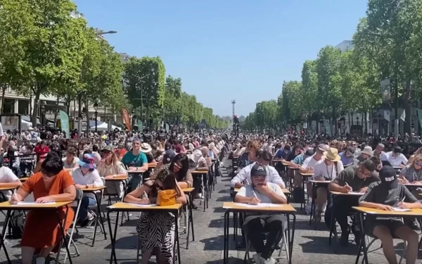 Παρίσι: Τα Ηλύσια Πεδία μετατράπηκαν σε «τάξη» για τον μεγαλύτερο διαγωνισμό ορθογραφίας που έγινε ποτέ (βίντεο)