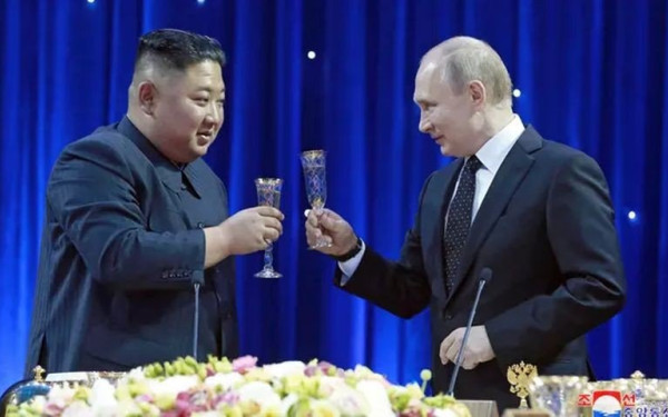 O Κιμ Γιονγκ Ουν προσφέρει την «απόλυτη υποστήριξή του» στον Ρώσο πρόεδρο Πούτιν