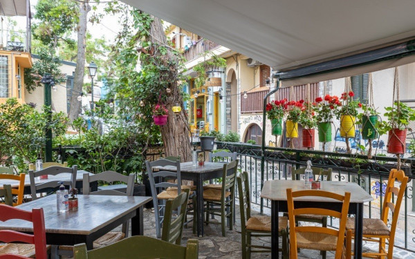 «Rediviva Cucina Povera»: Ήρθε η εποχή για θαλασσινά και κρεατικά, στην πιο χρωματιστή αυλή της Άνω Πόλης