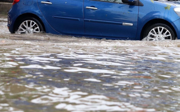 Η κακοκαιρία «σάρωσε» τη δυτική Θεσσαλονίκη - Πλημμύρισε η Λεωφόρος Παπανικολάου, δεκάδες κλήσεις στην Πυροσβεστική (βίντεο)