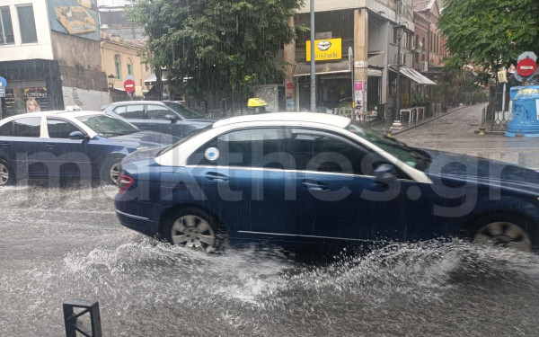 Θεσσαλονίκη: «Ποτάμια» οι δρόμοι από την καταρρακτώδη βροχή - Φούσκωσε το ρέμα «Παππά» στο Ωραιόκαστρο (βίντεο, φωτ.)