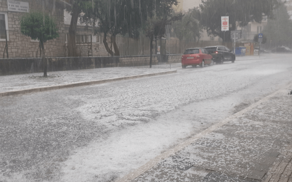 Άσπρισαν τα Τρίκαλα Κορινθίας από το χαλάζι - Δείτε βίντεο