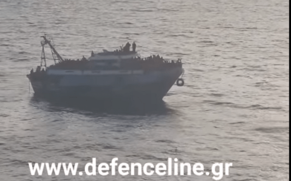 Ναυάγιο στην Πύλο - Βίντεο ντοκουμέντο: Εμπορικό πλοίο προμηθεύει με τρόφιμα και νερό το αλιευτικό