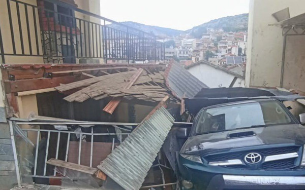 Θεσσαλονίκη: Αυτοκίνητο «προσγειώθηκε» σε αυλή σπιτιού στο Ασβεστοχώρι 