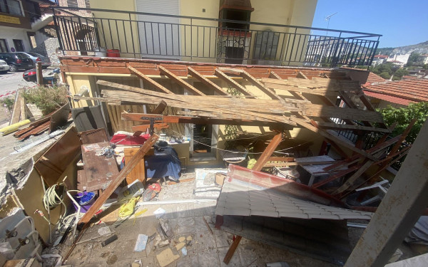 Θεσσαλονίκη: Δύο μικρά παιδιά ήταν μέσα στο ΙΧ που «προσγειώθηκε» σε αυλή (φωτ.)