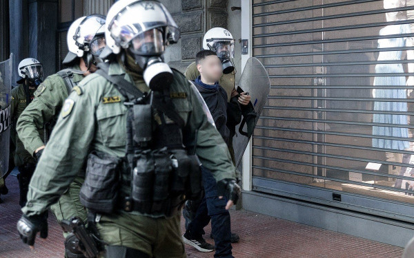 Αθήνα: Φωτορεπόρτερ καταγγέλλει αναίτια επίθεση αστυνομικού - Δείτε βίντεο 