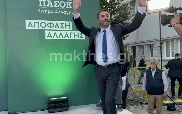 Μουσική, «πράσινοι ήλιοι» και πανηγυρικό κλίμα στο λιμάνι Θεσσαλονίκης για την ομιλία Ανδρουλάκη (βίντεο)