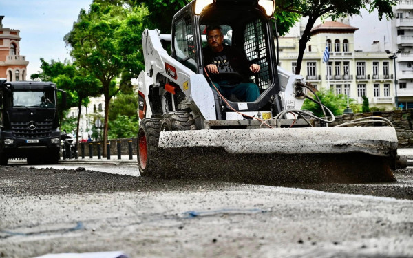 Εργασίες ασφαλτόστρωσης στην εθνική οδό Θεσσαλονίκης - Έδεσσας