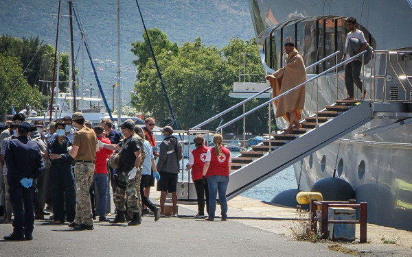 Ναυάγιο στην Πύλο: Στους 78 οι νεκροί - Ψάχνουν εναγωνίως τους δικούς τους ανθρώπους με μηνύματα και φωτογραφίες (βίντεο)