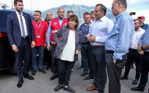 Ναυάγιο στην Πύλο: Ένταση μεταξύ 2 νεαρών και της Κ. Σακελλαροπούλου (βίντεο)