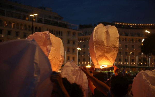 Θεσσαλονίκη: Πορεία, συνθήματα, φαναράκια και λίγα λουλούδια στο Θερμαϊκό για την τραγωδία στην Πύλο (βίντεο & φωτ.)