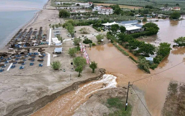 Χαλκιδική: Πλημμύρισαν οι Καλύβες, υπερχείλισε ο χείμαρρος Γκριντίσης