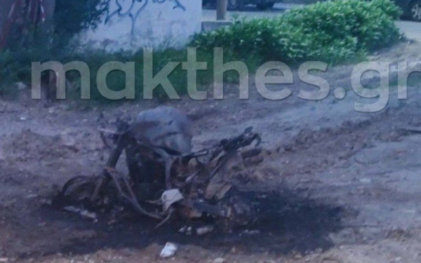 Επιθέσεις σε αξιωματικούς της ΕΛΑΣ στη Θεσσαλονίκη: Φωτογραφία ντοκουμέντο από τον εμπρησμό μηχανής 