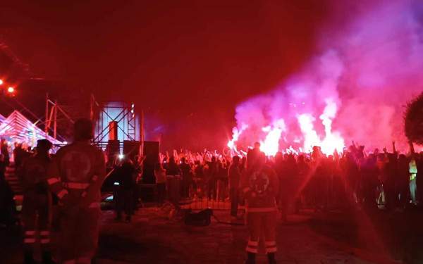 Ο Θανάσης Παπακωνσταντίνου πήρε (επιτέλους) θέση για τα καπνογόνα στις συναυλίες του