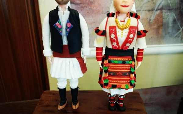 Γιαννιτσά: Ένας Τσεπέτο της ζαχαροπλαστικής «ζωντανεύει» κούκλες με παραδοσιακές φορεσιές από ζαχαρόπαστα (φωτ.)