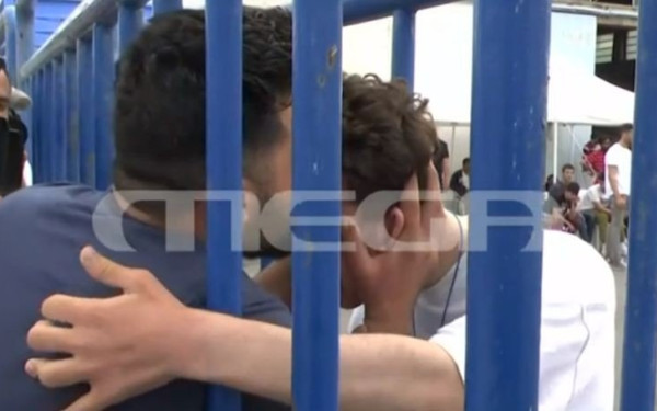 Η συγκλονιστική στιγμή της συνάντησης δύο αδελφών μετά το ναυάγιο στην Πύλο: Nόμιζε ότι είχε πνιγεί (βίντεο)