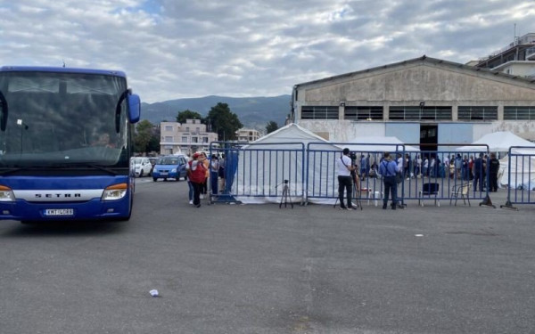 Ναυάγιο στην Πύλο: Κλιμάκιο του ΚΚΕ επισκέφθηκε τους διασωθέντες στη Μαλακάσα